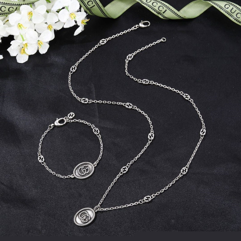 G*u*i necklaces